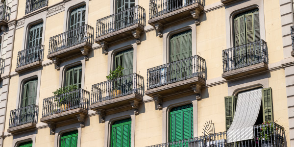 Pintar Fachadas y Patios de Luces de Comunidades Vecinos / Propietarios Barcelona · Reparación y Preparación de Superficies