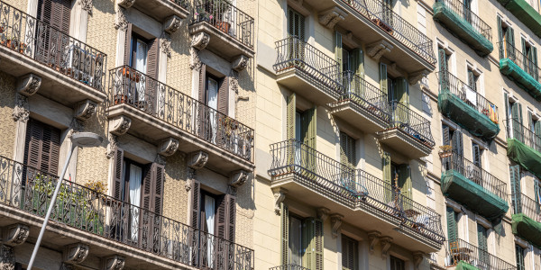 Trabajos Verticales en Fachadas de Edificios / Viviendas Barcelona · Pintado de Fachadas con Difícil Acceso